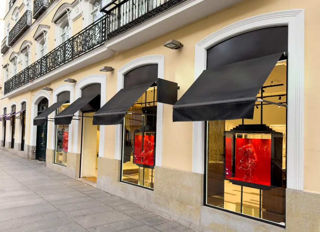 Façade vitrine de magasin en aluminium sur mesure à Fos-sur-Mer